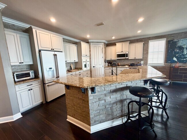 Photo - 240 Brooks St SE