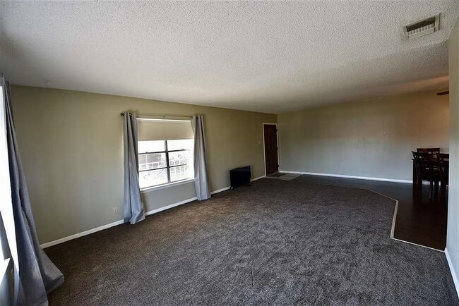 Photo - 100 Royal Way Dr