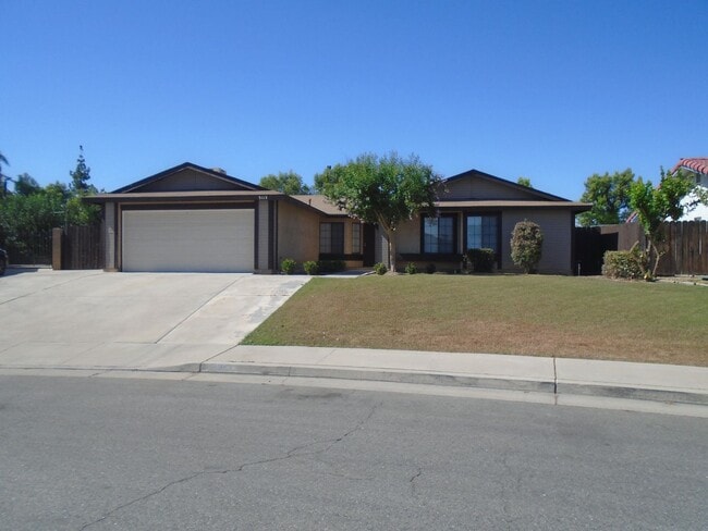 Building Photo - SW WITH OFFICE AND RV PARKING !!!! Rental