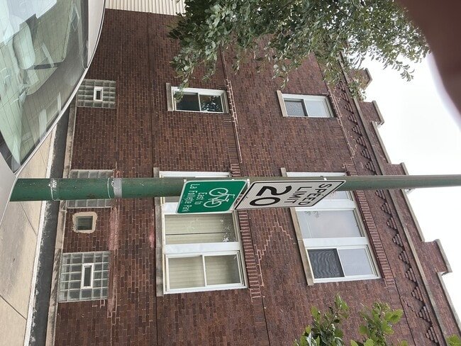 Building Photo - 1359 N Central Ave Unit 2 Rental