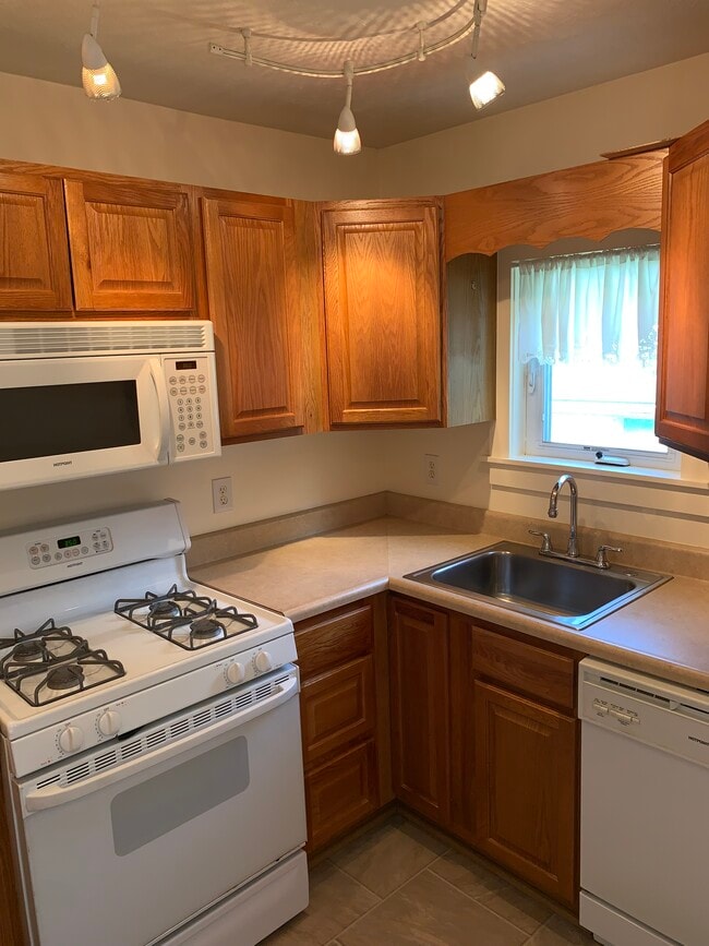 Photo - 1666 Chislett St