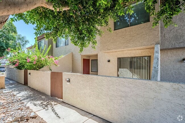 Building Photo - 3 bedroom townhome for rent