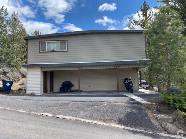 Building Photo - West Side Location Rental