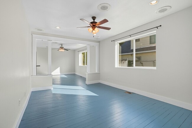 Photo - 2409 E Queen Ave
