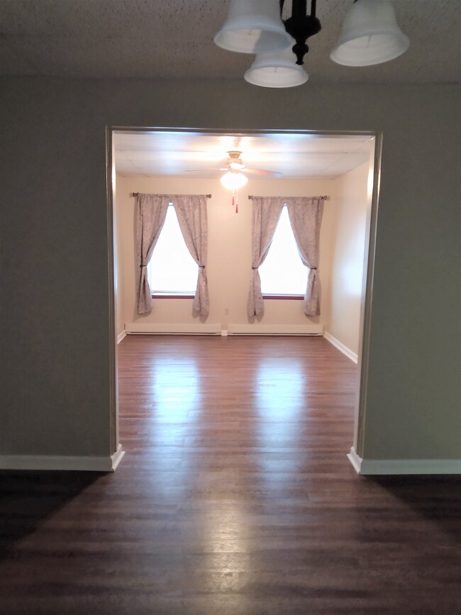 Living Room, wood floors - 106 17th St Unidad APT 1