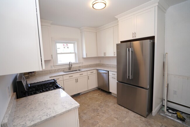 Building Photo - 81 Waverly St Unit 2 Rental