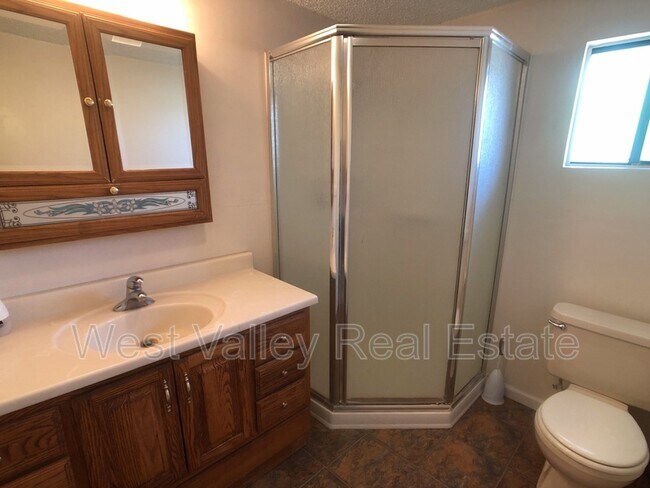 Photo - 441 Hazelton St
