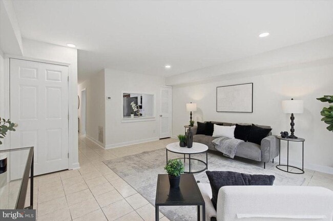 8141 Kingsway Ct