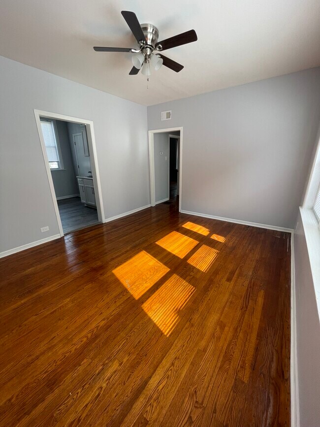 Building Photo - 7912 S Bishop St Unit 2F