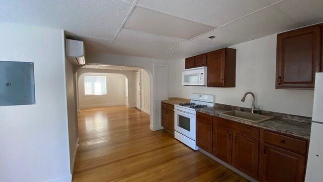 Vista de la cocina - 444 Central Ave Unidad 1st, right