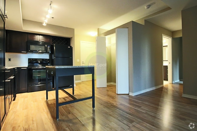 Building Photo - 13 W Randolph St Rental