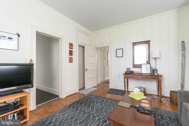 Building Photo - 720 Gladstone Ave Unit #2