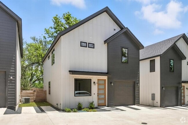 Building Photo - 3001 E 51st St Rental