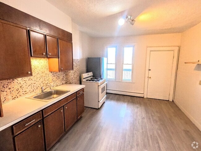Building Photo - 90 Wenham St Unit 1 Rental
