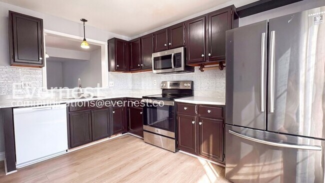 Photo - Spacious Town Home with Modern Amenities / 3 Beds & 2.5 Bath / Available Now!