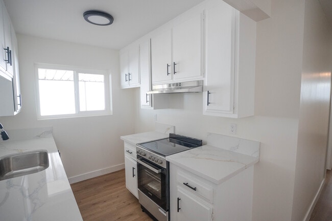 Building Photo - 825 W 167th St Unit 5