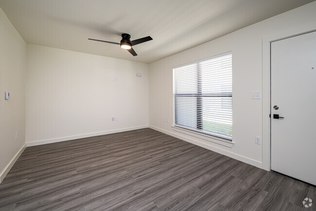 2BR, 2BA - 805SF - Living Room/Dining Room