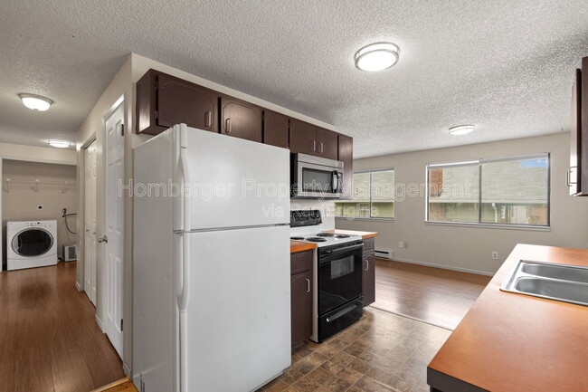 Photo - 911 E Bridgeport Ave