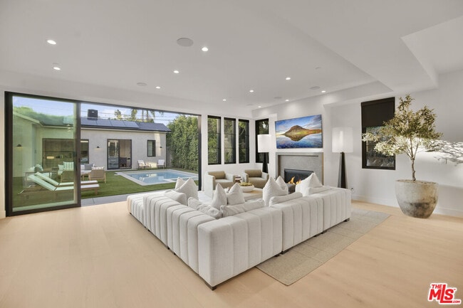 Photo - 4433 Kraft Ave