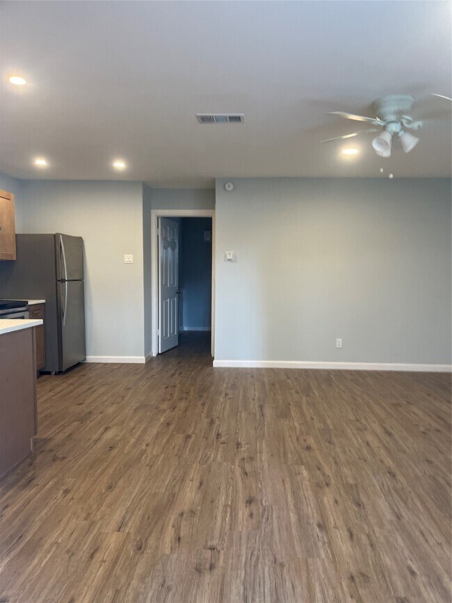 Photo - 4624 Bell St