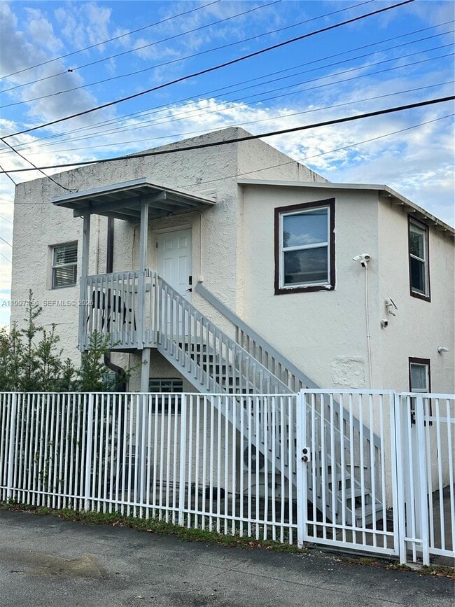 Building Photo - 2160 SW 17th St Unit 2162