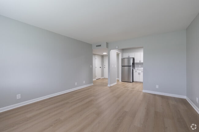 2BR, 1BA - 840SF - Living/Kitchen