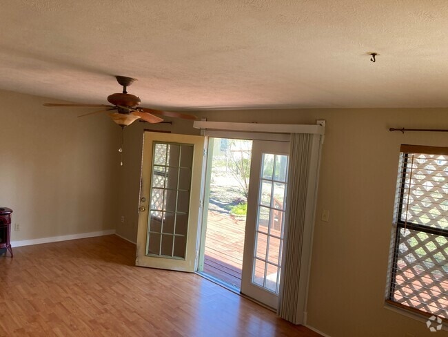 Building Photo - 610 N Moline St Rental