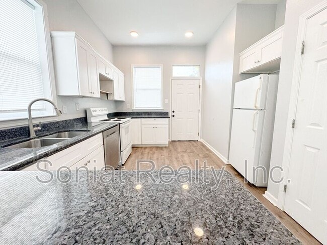 Photo - 9000 Edinburgh St