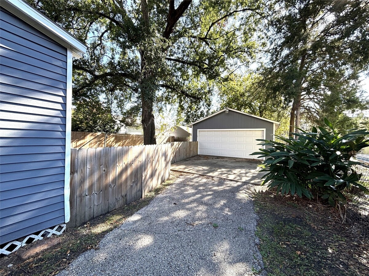 Photo - 806 Caplin St