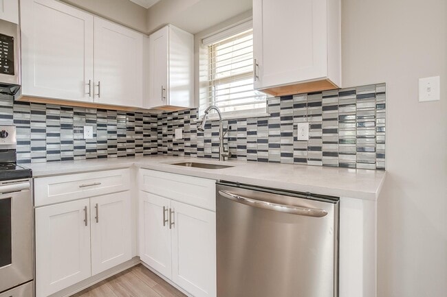 Building Photo - 5076 Matilda St Unit 127