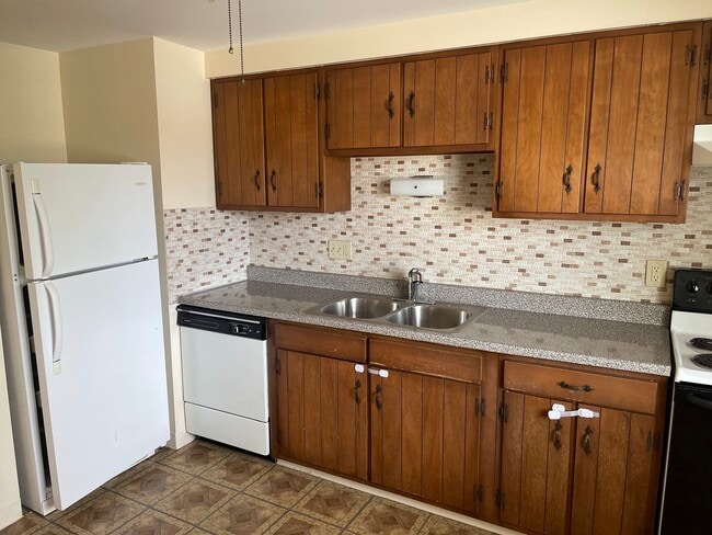 Photo - Lancer Court Apartments