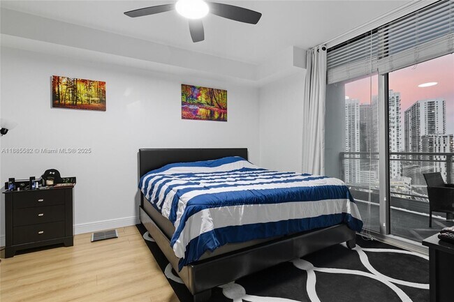 Photo - 90 SW 3rd St Unidad 2214