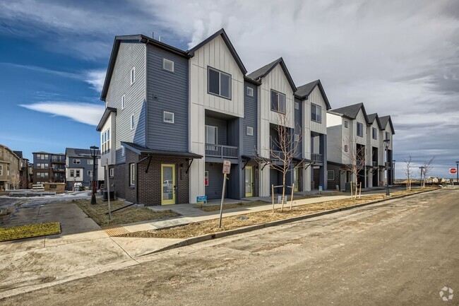 Building Photo - Stylish 3 bed/4 bath Town Home