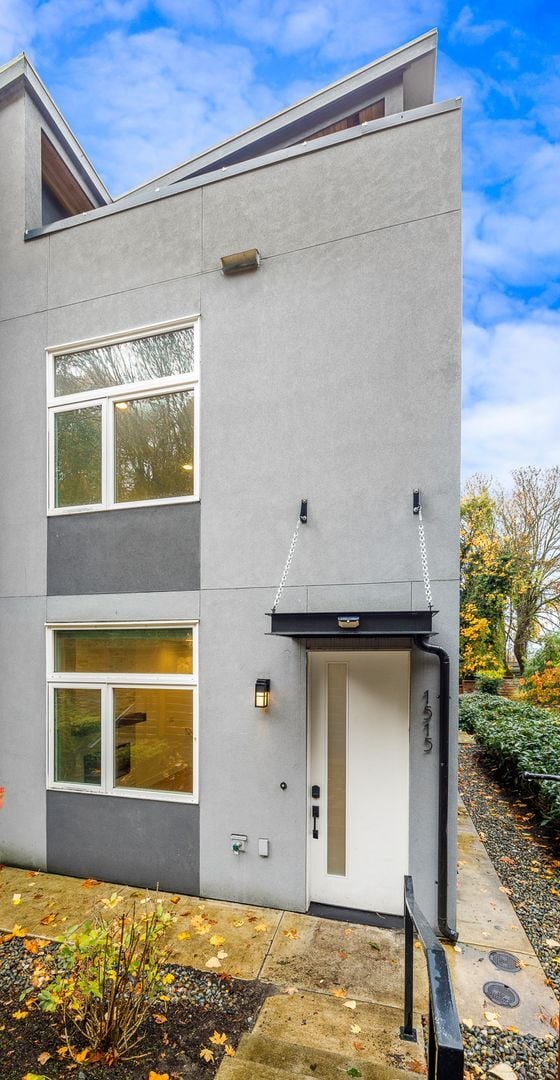 Eastlake Seattle Modern Townhouse No Car... House Rental in Seattle