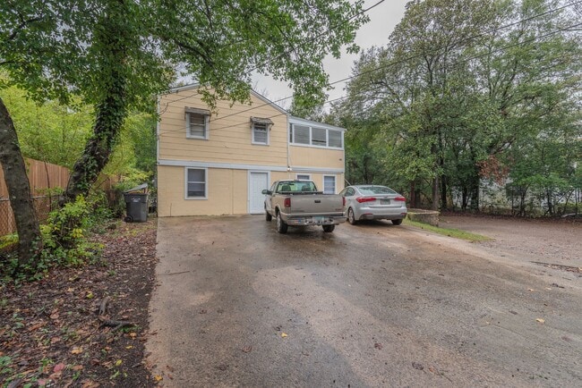 Building Photo - Updated 1 bed/1 bath apartment, great loca...