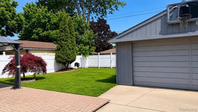Photo - 25038 Chernick St