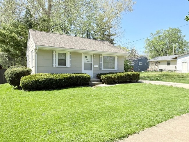 Building Photo - Charming 2-Bedroom Home Near Illinois State University