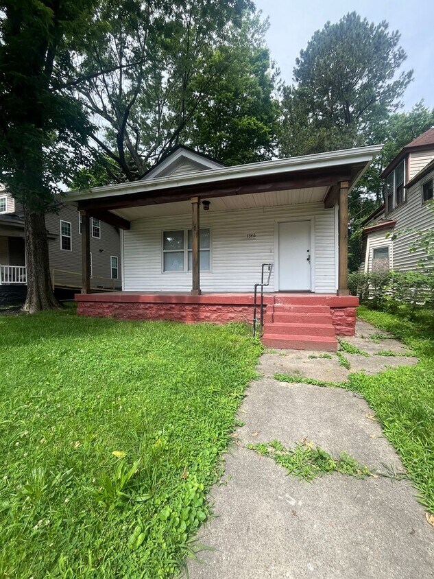 Beautifully renovated 3 bedroom house! - Beautifully renovated 3 bedroom house!