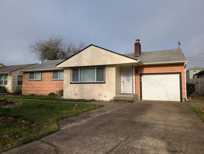 Building Photo - Charming 3 bed/1 bath with large yard and great patio space!