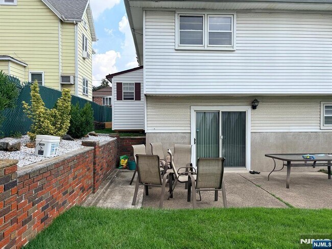 566 Anderson Ave