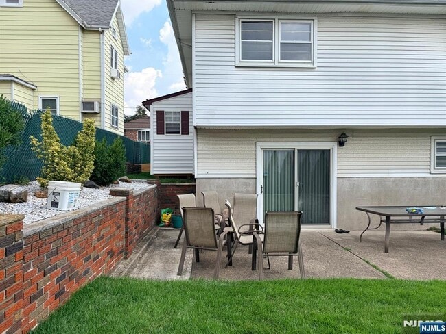 Photo - 566 Anderson Ave