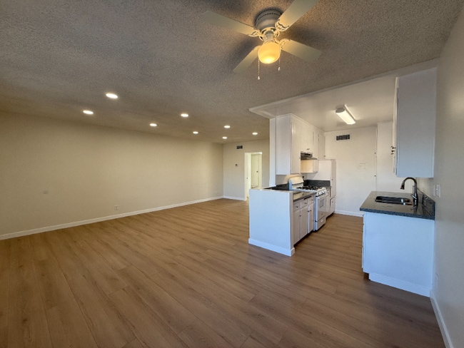 Photo - 6039 Whitsett Ave Unit 303