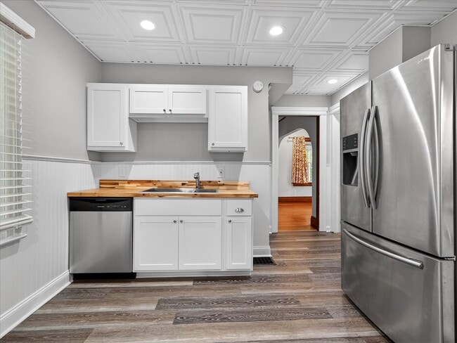 Photo - 919 Goodman St S