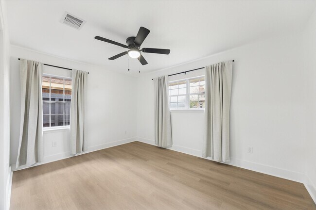 Photo - 2302 Hewitt Dr