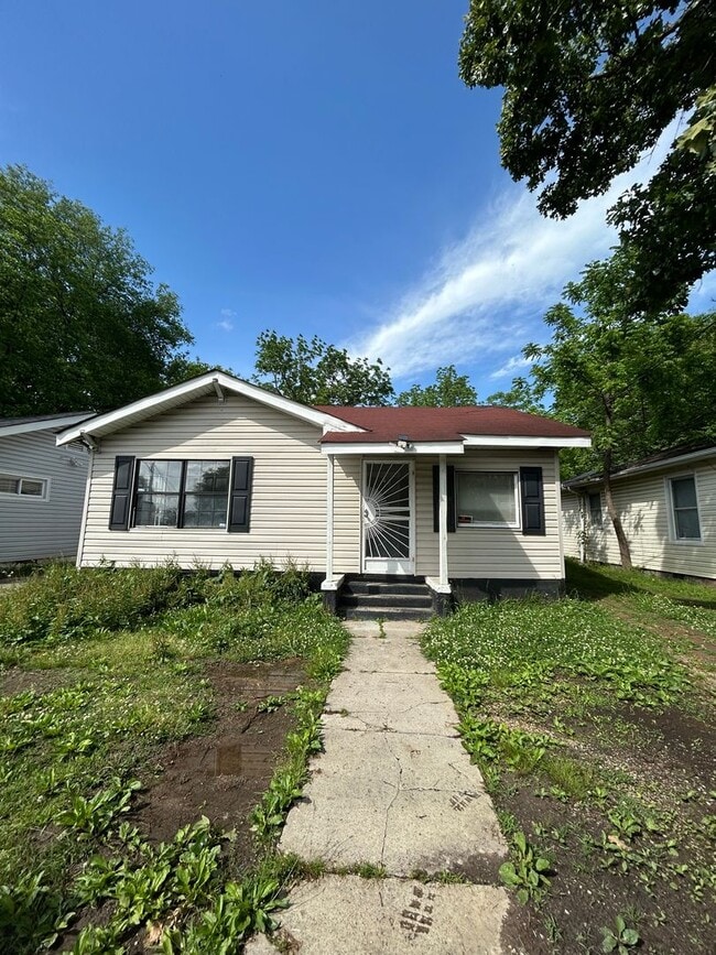 Building Photo - Spacious Four Bedroom Home