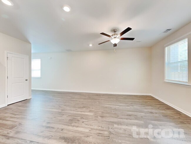 Photo - 208 Chapelcrest Ln