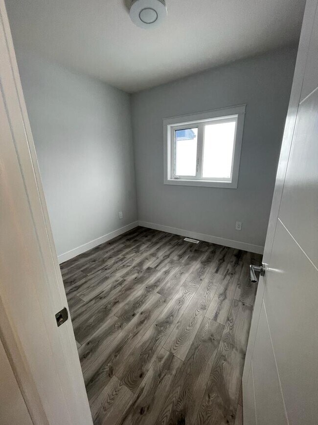 Photo - 547 Kalra St.