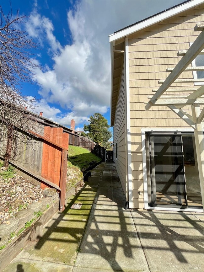 Photo - 111 Thresher Dr