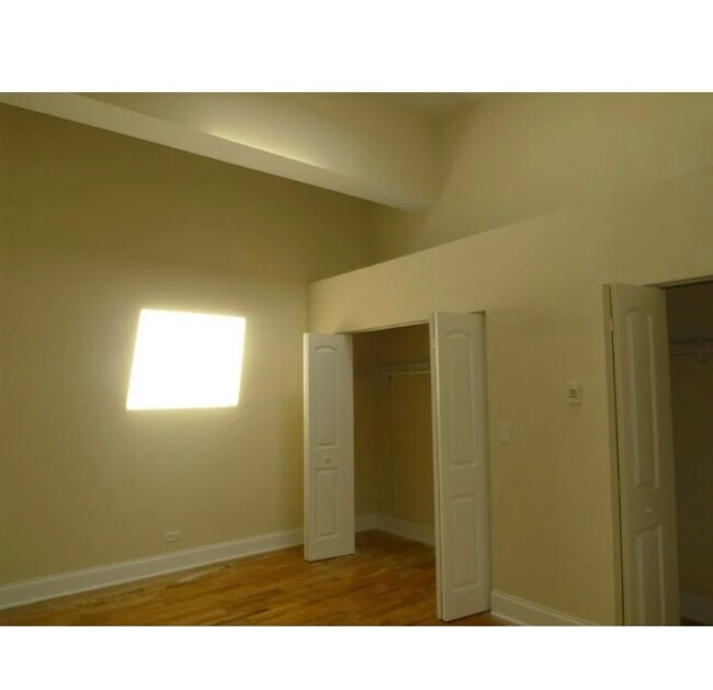 Building Photo - 2025 W North Ave Unit 2