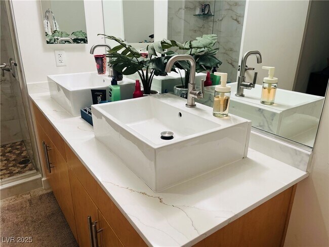 Photo - 353 E Bonneville Ave Unidad 573